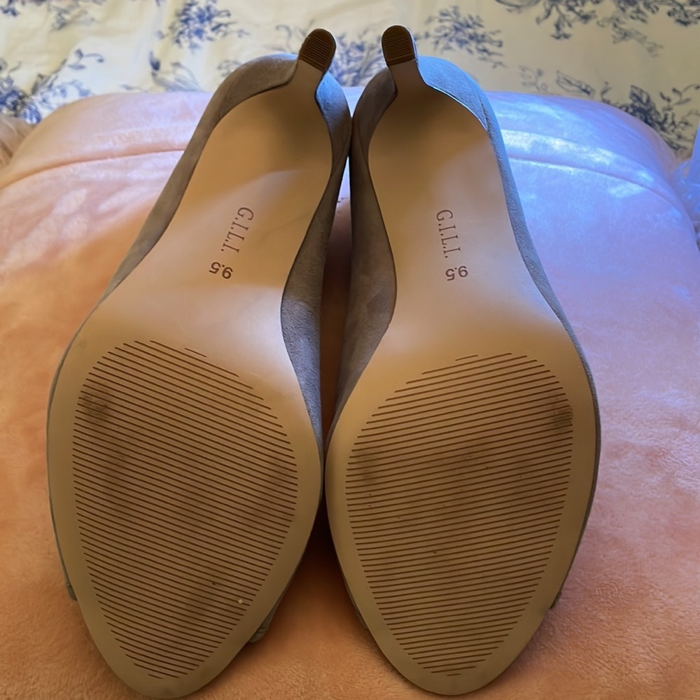 🥰 GILI tan suede peep toe shooties. 9.5. NWOT. Pristine preloved condition. - Picture 4 of 7